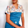 Bluza medyczna damska taliowana wzór wstawka kwiaty beżowe kolor morski BAWEŁNA PREMIUM EFIMED