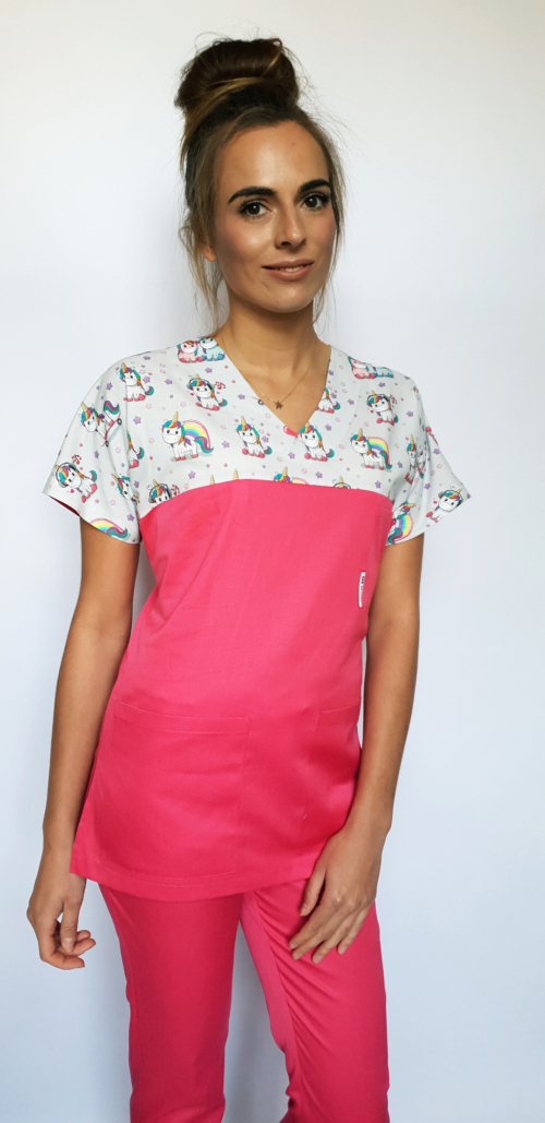 Bluza medyczna damska taliowana wzór wstawka jednorożce kolor różowy BAWEŁNA PREMIUM EFIMED