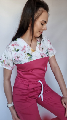 Bluza medyczna damska taliowana wzór wstawka kwiaty jabłoni kolor fuksja NIE GNĄCA SIĘ WISKOZA EFIMED
