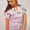 Bluza medyczna damska taliowana wzór wstawka peonie fioletowe kolor liliowy BAWEŁNA PREMIUM LIMITED EFIMED
