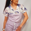 Bluza medyczna damska taliowana wzór wstawka peonie fioletowe kolor liliowy BAWEŁNA PREMIUM LIMITED EFIMED
