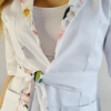 Żakiet damski,rękaw do łokcia, taliowany z wyłożeniem wzór kwiaty jabłoni kolor biały EFIMED