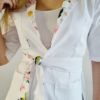 Żakiet damski,rękaw do łokcia, taliowany z wyłożeniem wzór kwiaty jabłoni kolor biały EFIMED