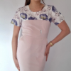 Sukienka medyczna taliowana wstawka wzór peonie fioletowe kolor pudrowy róż BAWEŁNA PREMIUM EFIMED