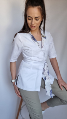 Żakiet damski, rękaw do łokcia, taliowany z wyłożeniem wzór peonie fioletowe kolor biały, wiązany pasem EFIMED