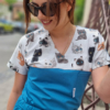Bluza medyczna damska taliowana wzór wstawka kiciusie kolor morski BAWEŁNA PREMIUM EFIMED