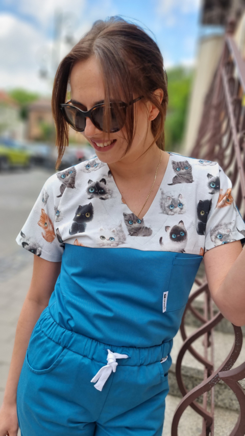 Bluza medyczna damska taliowana wzór wstawka kiciusie kolor morski BAWEŁNA PREMIUM EFIMED