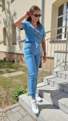 Komplet medyczny damski jednokolorowy SCRUBS Bluza z wszywanym rękawem + Joggery kolor niebieski