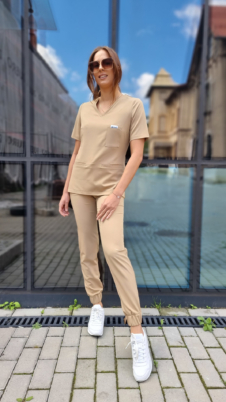 Komplet medyczny damski SCRUBS Bluza wszywany rękaw + Joggery kolor beżowy by ITALY
