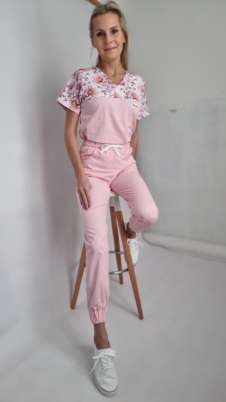 Komplet medyczny damski SCRUBS Bluza różany ogród + Joggery kolor różowy BAWEŁNA PREMIUM