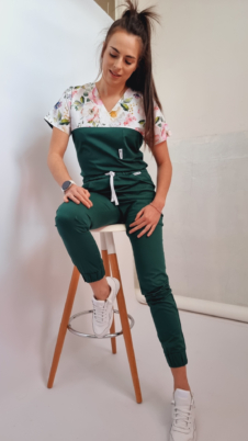 Komplet medyczny damski SCRUBS Bluza kwiaty jabłoni + Joggery kolor butelkowa zieleń WISKOZA