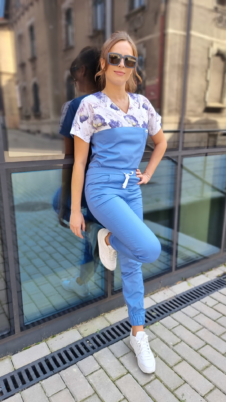 Komplet medyczny damski SCRUBS Bluza peonie + Joggery kolor fiolet BAWEŁNA PREMIUM