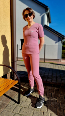 Spodnie medyczne damskie joggery kolor dusty rose WISKOZA PREMIUM EFIMED