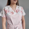 Bluza medyczna damska taliowana wzór wstawka peonie pudrowe kolor pudrowy róż BAWEŁNA PREMIUM EFIMED