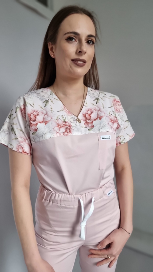 Bluza medyczna damska taliowana wzór wstawka peonie pudrowe kolor pudrowy róż BAWEŁNA PREMIUM EFIMED