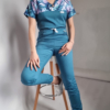 Bluza medyczna damska taliowana wzór wstawka lazurowe liście kolor morski BAWEŁNA PREMIUM EFIMED