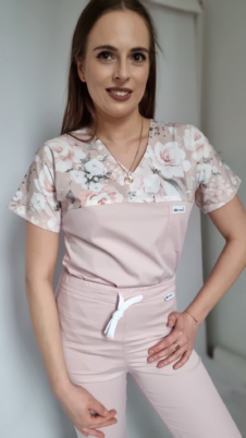 Bluza medyczna damska taliowana wzór wstawka romantic flowers kolor pudrowy róż BAWEŁNA PREMIUM EFIMED