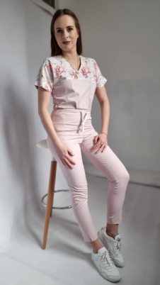 Komplet medyczny damski SCRUBS Bluza peonie pudrowe + cygaretki SLIM kolor pudrowy róż BAWEŁNA PREMIUM EFIMED