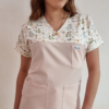 Bluza medyczna damska taliowana wzór wstawka DELIKATNE MOTYLE kolor BLUSH PINK WISKOZA EXTRA PREMIUM EFIMED