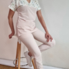 Bluza medyczna damska taliowana wzór wstawka DELIKATNE MOTYLE kolor BLUSH PINK WISKOZA EXTRA PREMIUM EFIMED