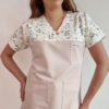 Bluza medyczna damska taliowana wzór wstawka DELIKATNE MOTYLE kolor BLUSH PINK WISKOZA EXTRA PREMIUM EFIMED