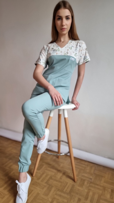 Komplet medyczny damski SCRUBS Bluza DELIKATNE MOTYLE + Joggery kolor MINT WISKOZA PREMIUM EFIMED
