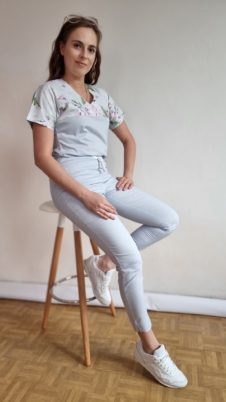 Komplet medyczny damski SCRUBS Bluza peonie szare + cygaretki SLIM kolor gołąbkowy EFIMED