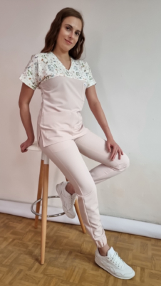 Komplet medyczny damski SCRUBS Bluza DELIKATNE MOTYLE + Joggery kolor BLUSH PINK WISKOZA PREMIUM EFIMED