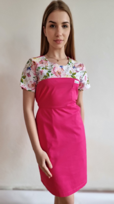 Sukienka medyczna damska taliowana wzór wstawka FLOWERS kolor FUKSJA SNC EFIMED