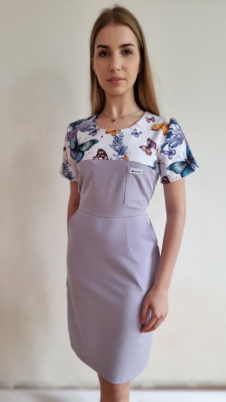 Sukienka medyczna damska taliowana wzór wstawka KOLOROWE MOTYLE kolor LILA WISKOZA EXTRA PREMIUM EFIMED