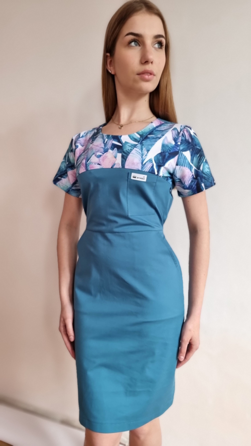 Sukienka medyczna damska taliowana wzór wstawka LIŚCIE LAZUROWE kolor MORSKI BAWEŁNA PREMIUM EFIMED