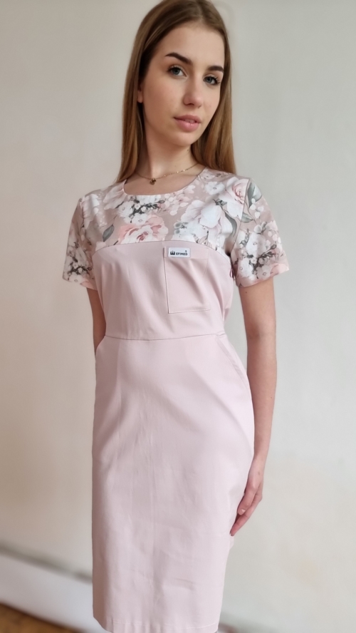 Sukienka medyczna damska taliowana wzór wstawka ROMANTIC FLOWERS kolor PUDROWY RÓŻ BAWEŁNA PREMIUM EFIMED