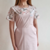 Sukienka medyczna damska taliowana wzór wstawka ROMANTIC FLOWERS kolor PUDROWY RÓŻ BAWEŁNA PREMIUM EFIMED