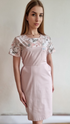Sukienka medyczna damska taliowana wzór wstawka ROMANTIC FLOWERS kolor PUDROWY RÓŻ BAWEŁNA PREMIUM EFIMED