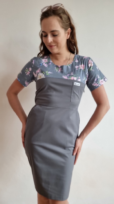 Sukienka medyczna damska taliowana wzór wstawka RÓŻOWE KWIATY kolor GRAFIT SNC EFIMED