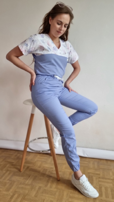Bluza medyczna damska taliowana wzór wstawka motylki fioletowe kolor wrzos nitka węglowa SUPER ODDYCHAJĄCA