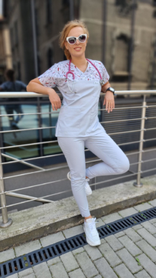 Komplet medyczny damski SCRUBS Bluza bociany + cygaretki SLIM kolor gołąbkowy EFIMED