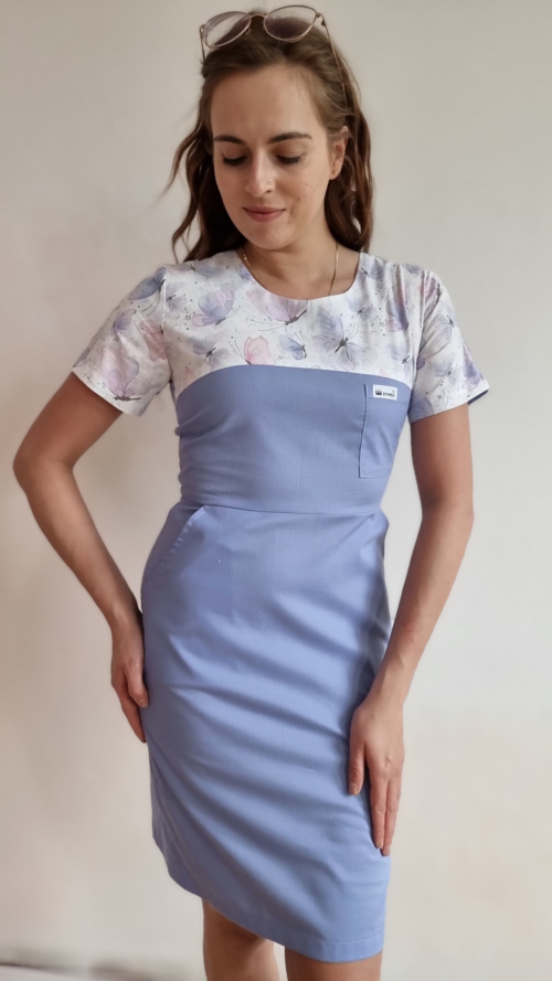 Sukienka medyczna damska taliowana wzór wstawka MOTYLKI FIOLETOWE kolor WRZOS NITKA WĘGLOWA SUPER ODDYCHAJĄCA EFIMED