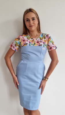 sukienka medyczna damska taliowana wzór motylki kolor błękit PM EFIMED