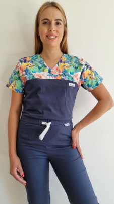 Bluza medyczna damska taliowana wzór wstawka kwiaty kolorowe kolor granat SNC EFIMED