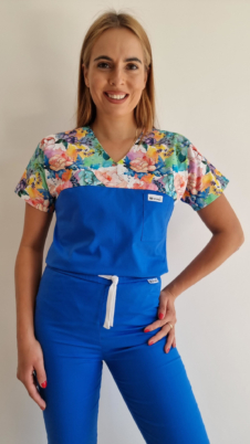 Bluza medyczna damska taliowana wzór wstawka kwiaty kolorowe kolor szafir SNC EFIMED