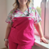 Bluza medyczna damska taliowana wzór wstawka koliberki w różach kolor fuksja SNC EFIMED