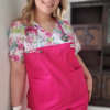 Bluza medyczna damska taliowana wzór wstawka koliberki w różach kolor fuksja SNC EFIMED