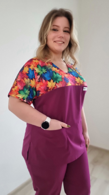 Bluza medyczna damska taliowana wzór wstawka listki jesienne kolor bakłażan SNC EFIMED