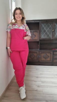 Komplet medyczny damski SCRUBS Bluza koliberki w różach + joggery kolor fuksja EFIMED