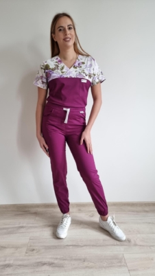 Komplet medyczny damski SCRUBS Bluza róże fioletowe + Jogger kolor bakłażan SNC EFIMED