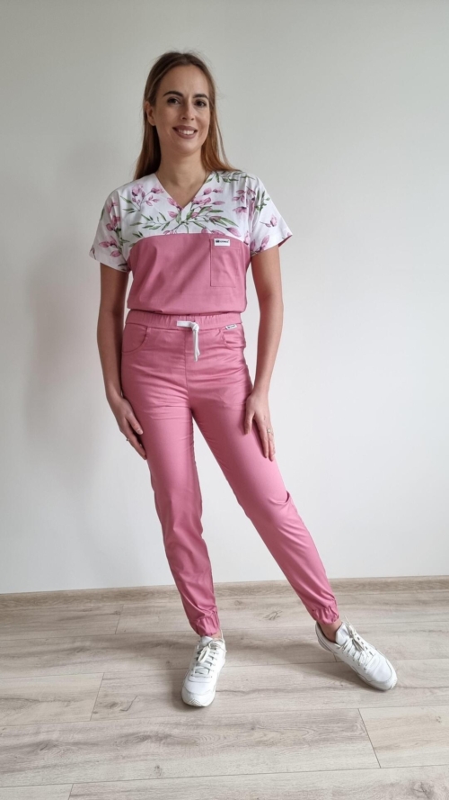 Komplet medyczny damski SCRUBS Bluza różyczki + Jogger kolor różowy SNC EFIMED