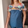 Bluza medyczna damska wstawka bajkowe kwiaty kolor DARK MARINE BASIC EFIMED