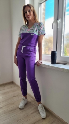 Komplet medyczny damski SCRUBS Bluza szare różyczki + Jogger kolor DARK LILAC SNC EFIMED