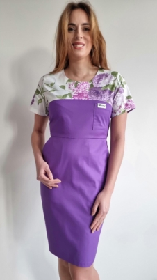 Sukienka medyczna damska taliowana wzór fioletowe róże kolor DARK LILAC SNC EFIMED